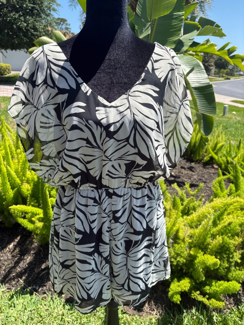 Floral Leaf Print Flutter-Sleeve Romper in Black & Cream